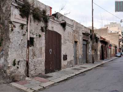 Anche sulla pi� ampia via Arcangelo Scacchi, si alternano vecchi edifici abbandonati (probabilmente vecchie stalle)...